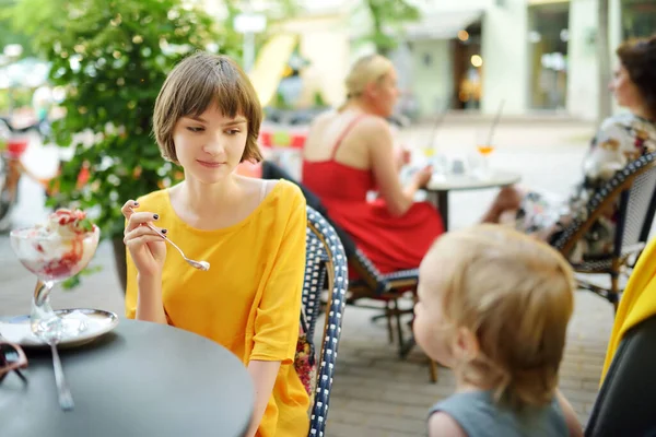 Bastante Adolescente Comiendo Sabroso Helado Fresco Aire Libre Soleado Día —  Fotos de Stock