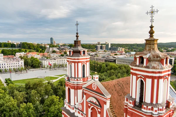 Kuzey Avrupa 'nın en büyük ortaçağ kasabalarından Vilnius Old Town' un havadan görünüşü. Litvanya 'nın Vilnius şehrinin UNESCO tarafından işlenmiş yaz manzarası
