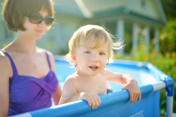 Linda Hermana Adolescente Hermano Pequeño Divierten Piscina Aire Libre Niño — Foto de Stock