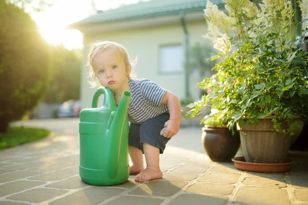 Bonito Menino Criança Regando Flores Jardim Dia Verão Criança Usando — Fotografia de Stock