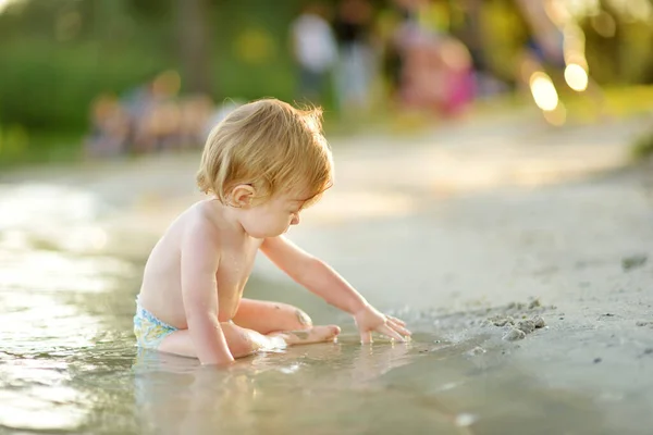 炎炎夏日 穿着游泳衣的可爱幼儿在河边玩耍 可爱的孩子在暑假期间在户外玩得很开心 为儿童开展的水活动 — 图库照片