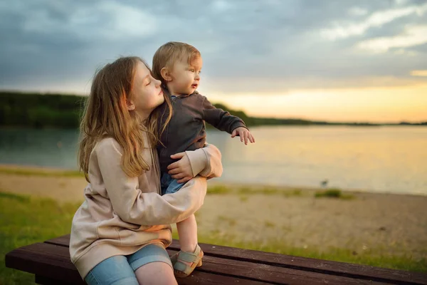 Jolie Sœur Aînée Câlinant Avec Son Petit Frère Adorable Fille — Photo