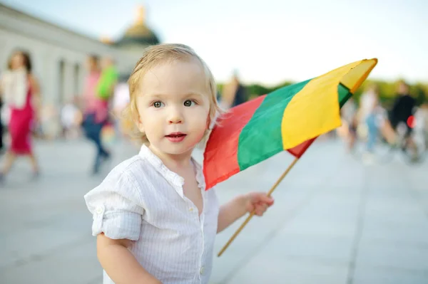 Menino Bonito Segurando Bandeira Lituana Tricolor Dia Estado Lituânia Vilnius — Fotografia de Stock