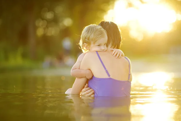 炎炎夏日 可爱的幼儿男孩和他的母亲在河边玩耍 可爱的孩子在暑假期间在户外玩得很开心 为儿童开展的水活动 — 图库照片