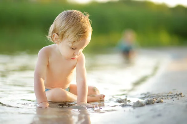 炎炎夏日 穿着游泳衣的可爱幼儿在河边玩耍 可爱的孩子在暑假期间在户外玩得很开心 为儿童开展的水活动 — 图库照片