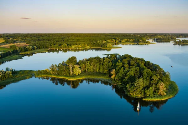 リトアニアのAnyksciai町の近くに位置する風光明媚なRubikiai湖の空中ビュー 夏の夕日の上からの美しい景色 — ストック写真