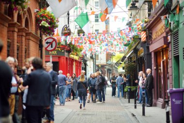 DUBLIN, İrlanda - Mayıs 2018 Dublin, İrlanda 'da her gün turistlerin ve kasaba halkının yoğun hayatı. İrlanda başkentinin sokaklarında insanlar kendi işlerine bakarlar..