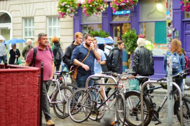 DUBLIN, İrlanda - Mayıs 2018 Dublin, İrlanda 'da her gün turistlerin ve kasaba halkının yoğun hayatı. İrlanda başkentinin sokaklarında insanlar kendi işlerine bakarlar..