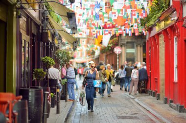 DUBLIN, İrlanda - Mayıs 2018 Dublin, İrlanda 'da her gün turistlerin ve kasaba halkının yoğun hayatı. İrlanda başkentinin sokaklarında insanlar kendi işlerine bakarlar..