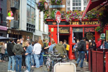 DUBLIN, İrlanda - Mayıs 2018 Dublin, İrlanda 'da her gün turistlerin ve kasaba halkının yoğun hayatı. Güneşli bir günde ünlü Temple Bar 'ın önünden geçenler.