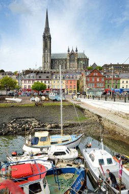 COBH, IRELAND - Mayıs 2018: Cobh kasabası, Cork County, İrlanda 'da demirlemiş renkli balıkçı tekneleri