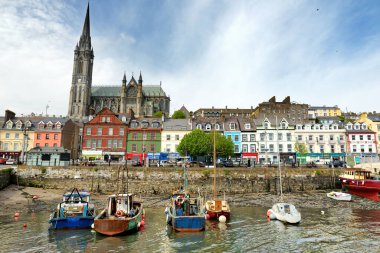 COBH, IRELAND - Mayıs 2018: Cobh kasabası, Cork County, İrlanda 'da demirlemiş renkli balıkçı tekneleri