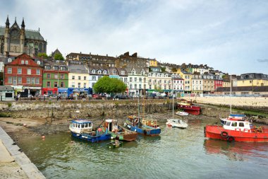 COBH, IRELAND - Mayıs 2018: Cobh kasabası, Cork County, İrlanda 'da demirlemiş renkli balıkçı tekneleri