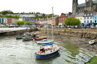 COBH, IRELAND - Mayıs 2018: Cobh kasabası, Cork County, İrlanda 'da demirlemiş renkli balıkçı tekneleri