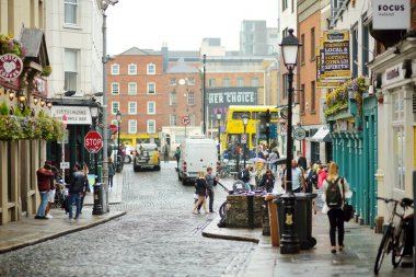 DUBLIN, İrlanda - Mayıs 2018 Dublin, İrlanda 'da her gün turistlerin ve kasaba halkının yoğun hayatı. İrlanda başkentinin sokaklarında insanlar kendi işlerine bakarlar..