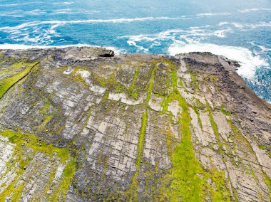 Inishmore veya Inis Mor, Galway Bay, İrlanda Aran Adaları en büyük havadan görünümü. Güçlü İrlanda kültürü, İrlanda diline sadakati ve antik kentlerin zenginliği ile ünlüdür..