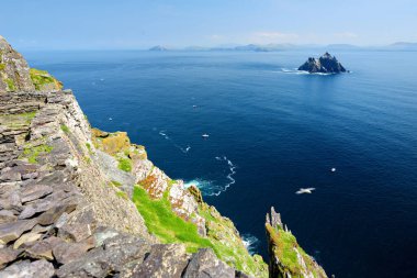 Skellig Michael veya Great Skellig, bir Hıristiyan manastırının yıkık kalıntılarına ev sahipliği yapıyor. Gannets ve puffins de dahil olmak üzere deniz kuşları, çeşitli yaşadığı. Unesco Dünya Mirası Alanı, İrlanda