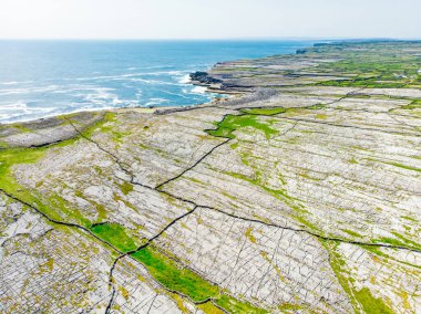 Inishmore veya Inis Mor, Galway Bay, İrlanda Aran Adaları en büyük havadan görünümü. Güçlü İrlanda kültürü, İrlanda diline sadakati ve antik kentlerin zenginliği ile ünlüdür..