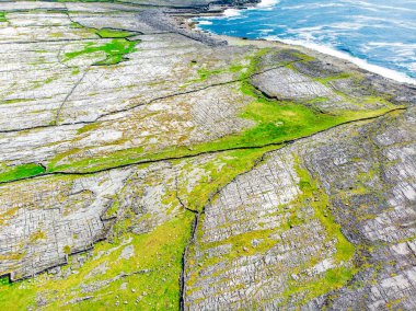 Inishmore veya Inis Mor, Galway Bay, İrlanda Aran Adaları en büyük havadan görünümü. Güçlü İrlanda kültürü, İrlanda diline sadakati ve antik kentlerin zenginliği ile ünlüdür..