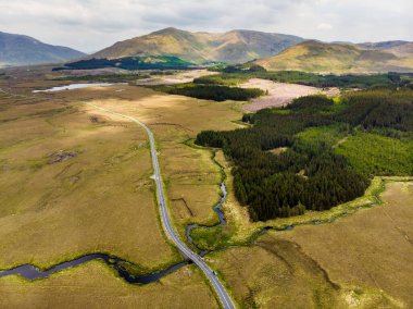 İrlanda 'nın Connemara bölgesinde dolambaçlı yol. İrlanda manzarası, yukarıdan manzara, Galway ilçesi, İrlanda.
