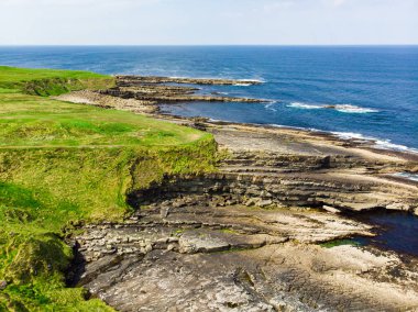 Kerry rota ünlü Ring boyunca kaba ve kayalık kıyı. Iveragh Yarımadası'nın engebeli sahili, County Kerry, İrlanda.