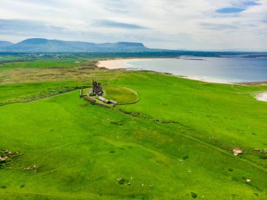 Mullaghmore Head'in muhteşem havadan görünümü ve kıyıya vuran dev dalgalar. Muhteşem Classiebawn Kalesi ile pitoresk sahne. Wild Atlantic Way imza noktası, County Sligo, İrlanda