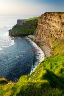 Dünyaca ünlü Moher Kayalıkları, İrlanda'nın en popüler turistik yerlerinden biri. County Clare Wild Atlantic Way üzerinde yaygın olarak bilinen turistik havadan görünümü.