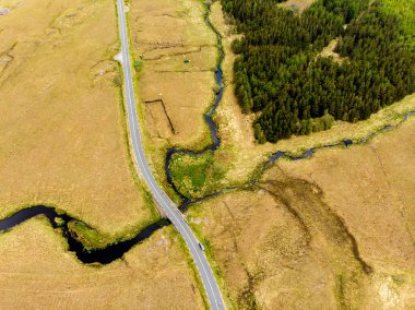 İrlanda 'nın Connemara bölgesinde dolambaçlı yol. İrlanda manzarası, yukarıdan manzara, Galway ilçesi, İrlanda.