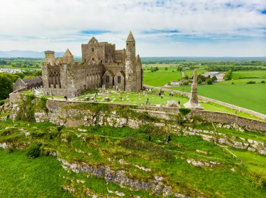 The Rock of Cashel, also known as Cashel of the Kings and St. Patricks Rock, a historic site located at Cashel, County Tipperary. One of the most famous tourist attractions in Ireland