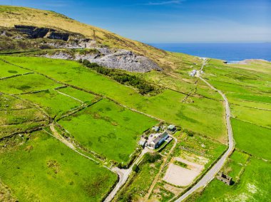 Mullaghmore Head'in muhteşem havadan görünümü ve kıyıya vuran dev dalgalar. Muhteşem Classiebawn Kalesi ile pitoresk sahne. Wild Atlantic Way imza noktası, County Sligo, İrlanda