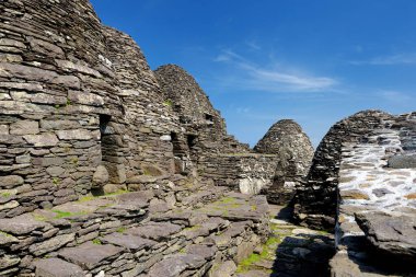 Skellig Michael veya Great Skellig, bir Hıristiyan manastırının yıkık kalıntılarına ev sahipliği yapıyor. Gannets ve puffins de dahil olmak üzere deniz kuşları, çeşitli yaşadığı. Unesco Dünya Mirası Alanı, İrlanda