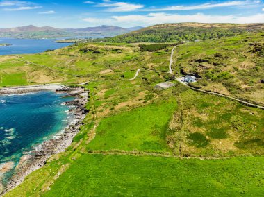 Mullaghmore Head'in muhteşem havadan görünümü ve kıyıya vuran dev dalgalar. Muhteşem Classiebawn Kalesi ile pitoresk sahne. Wild Atlantic Way imza noktası, County Sligo, İrlanda