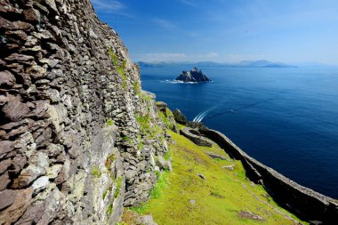 Skellig Michael veya Great Skellig, bir Hıristiyan manastırının yıkık kalıntılarına ev sahipliği yapıyor. Gannets ve puffins de dahil olmak üzere deniz kuşları, çeşitli yaşadığı. Unesco Dünya Mirası Alanı, İrlanda