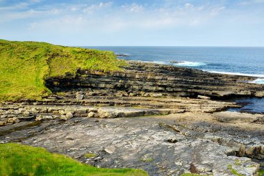 Kerry rota ünlü Ring boyunca kaba ve kayalık kıyı. Iveragh Yarımadası'nın engebeli sahili, County Kerry, İrlanda.