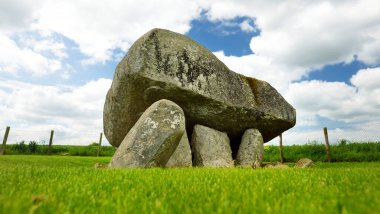 Brownshill Dolmen, resmi kernanstown Cromlech, muhteşem bir megalitik granit kaptaşı olarak bilinen, yaklaşık 103 ton ağırlığında, County Carlow bulunan, İrlanda