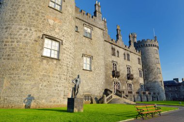 Kilkenny County, İrlanda 'nın Kilkenny şehrinin tarihi simgesi Kilkenny Kalesi' nin arka cephesi.
