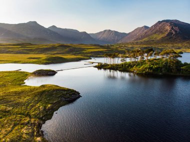Twelve Pines Island havadan görünümü, on iki pin veya on iki Bens, Connemara, County Galway, İrlanda denilen bir dağ sırasının keskin zirveleri tarafından oluşturulan muhteşem bir arka plan üzerinde duran