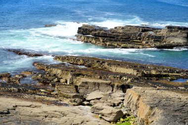 Mullaghmore Head'in muhteşem manzarası, kıyıya vuran dev dalgalar. Muhteşem Classiebawn Kalesi ile pitoresk sahne. Wild Atlantic Way imza noktası, County Sligo, İrlanda