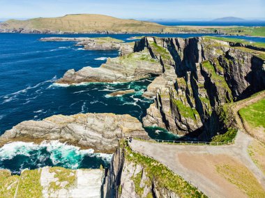 Şaşırtıcı dalga Kerry Cliffs, yaygın County Kerry, İrlanda en muhteşem uçurumlar olarak kabul lashed. Ünlü Ring of Kerry güzergahı üzerinde turistik.