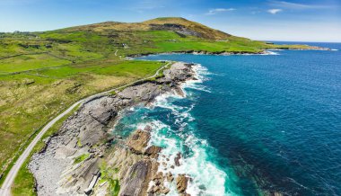 Mullaghmore Head'in muhteşem havadan görünümü ve kıyıya vuran dev dalgalar. Muhteşem Classiebawn Kalesi ile pitoresk sahne. Wild Atlantic Way imza noktası, County Sligo, İrlanda