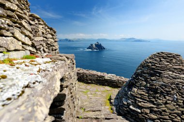 Skellig Michael veya Great Skellig, bir Hıristiyan manastırının yıkık kalıntılarına ev sahipliği yapıyor. Gannets ve puffins de dahil olmak üzere deniz kuşları, çeşitli yaşadığı. Unesco Dünya Mirası Alanı, İrlanda