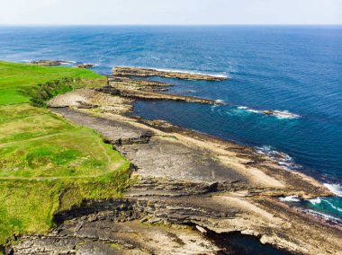 Kerry rota ünlü Ring boyunca kaba ve kayalık kıyı. Iveragh Yarımadası'nın engebeli sahili, County Kerry, İrlanda.