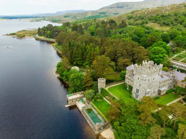 Glenveagh Kalesi 'nin havadan görünüşü Glenveagh Ulusal Parkı' nda büyük bir köşk. Glenveagh Ulusal Parkı, İrlanda 'nın en büyük ikinci ulusal parkı, County Donegal, İrlanda