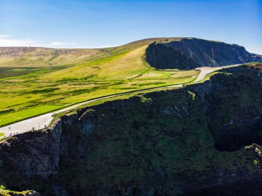 Şaşırtıcı dalga Kerry Cliffs, yaygın County Kerry, İrlanda en muhteşem uçurumlar olarak kabul lashed. Ünlü Ring of Kerry güzergahı üzerinde turistik.
