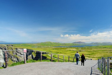 Şaşırtıcı dalga Kerry Cliffs, yaygın County Kerry, İrlanda en muhteşem uçurumlar olarak kabul lashed. Ünlü Ring of Kerry güzergahı üzerinde turistik.