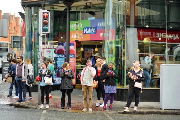 DUBLIN, İrlanda - Mayıs 2018 Dublin, İrlanda 'da her gün turistlerin ve kasaba halkının yoğun hayatı. İrlanda başkentinin sokaklarında insanlar kendi işlerine bakarlar..