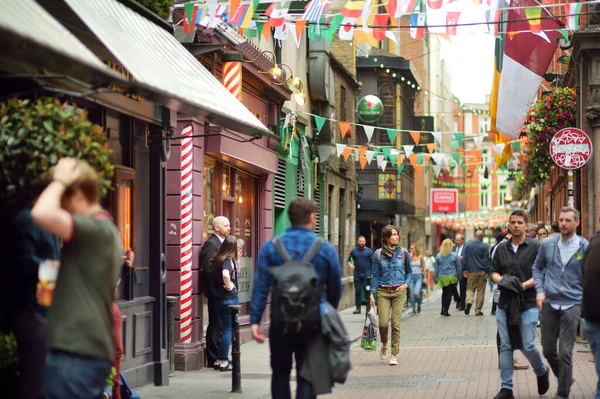 DUBLIN, İrlanda - Mayıs 2018 Dublin, İrlanda 'da her gün turistlerin ve kasaba halkının yoğun hayatı. İrlanda başkentinin sokaklarında insanlar kendi işlerine bakarlar..