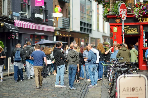 DUBLIN, İrlanda - Mayıs 2018 Dublin, İrlanda 'da her gün turistlerin ve kasaba halkının yoğun hayatı. Güneşli bir günde ünlü Temple Bar 'ın önünden geçenler.