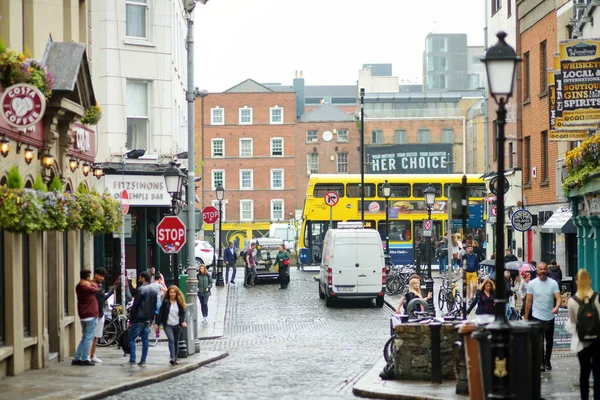 DUBLIN, İrlanda - Mayıs 2018 Dublin, İrlanda 'da her gün turistlerin ve kasaba halkının yoğun hayatı. İrlanda başkentinin sokaklarında insanlar kendi işlerine bakarlar..