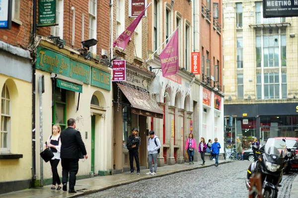 DUBLIN, İrlanda - Mayıs 2018 Dublin, İrlanda 'da her gün turistlerin ve kasaba halkının yoğun hayatı. İrlanda başkentinin sokaklarında insanlar kendi işlerine bakarlar..